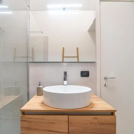 Apartman Modern With Parking, Wi-fi & Smarttv Como