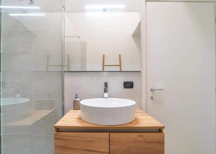 Апартаменты Modern With Parking, Wi-fi & Smarttv Комо