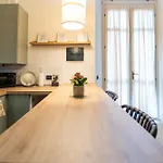 Modern With Parking, Wi-fi & Smarttv דירה