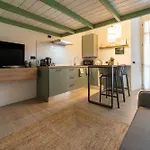 דירה Modern With Parking, Wi-fi & Smarttv