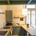 Modern With Parking, Wi-fi & Smarttv קומו